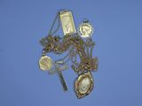 un collier en argent sur lequel est gravée l'image d'une femme