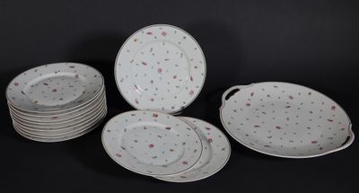 PARTIE DE SERVICE à desset en porcelaine à décor de fleurett…