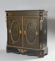 Buffet en bois noirci et marqueterie de style Boulle de lait…