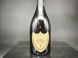 une bouteille de champagne posée sur une boîte noire