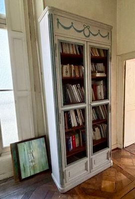 une bibliothèque remplie de livres dans une pièce