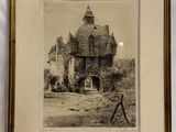 une vieille photo d'une maison avec un portail et une clôture devant