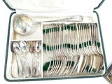 un coffret à couverts contenant des cuillères, des cuillères et des cuillères à soupe