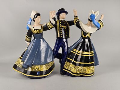 deux figurines représentant un homme et une femme en train de danser