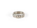 gros plan d'une bague en argent sur fond blanc