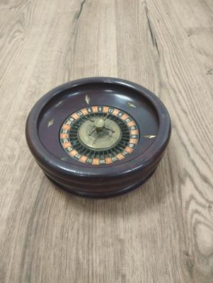 Une petite roulette de casino en bois noirci et métal, les chiffres en - Photo 1