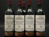 trois bouteilles de vin posées sur une table noire