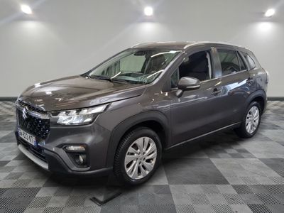 un SUV gris garé dans un garage au sol carrelé