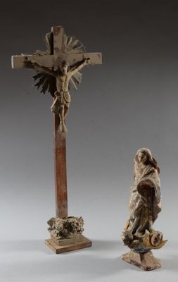 deux statues de Jésus et un crucifix sur une croix en bois