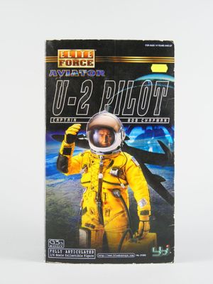 un gros plan sur un livre avec une personne en combinaison spatiale