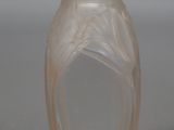 un vase en verre transparent orné d'un motif floral