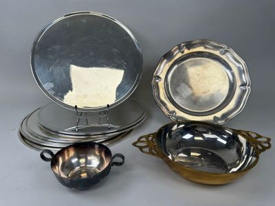 de nombreuses assiettes et bols en argent posés sur une table