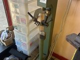 une machine posée sur le sol d'une pièce