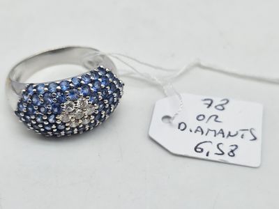 une bague en argent sertie de pierres bleues, avec une étiquette de prix