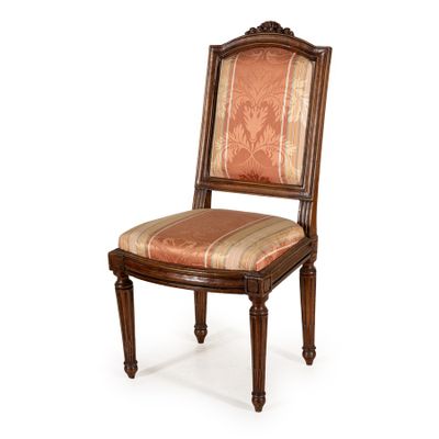 une image d'une chaise avec un siège rembourré à rayures