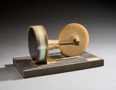 une horloge posée sur un socle, sur une table