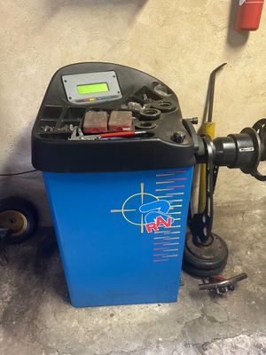 une poubelle bleue posée à côté d'une machine bleue