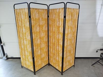 un paravent en bois et en métal