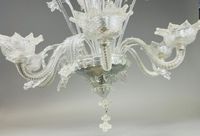 Lustre électrifié en verre de Venise à six lumières orné de … (photo 4)