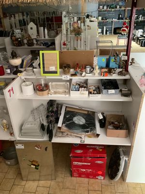 un bureau sur lequel se trouvent de nombreux objets, dans une pièce