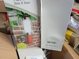 emballage d'un réfrigérateur neuf dans un carton sur lequel est apposée une étiquette de prix