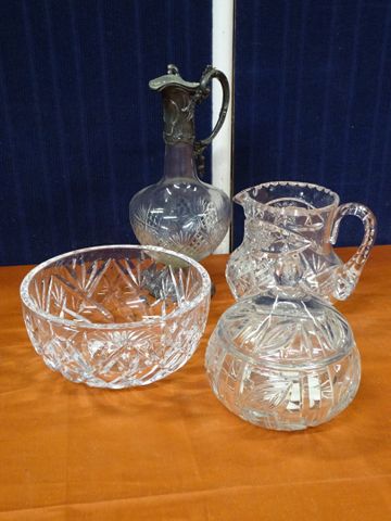 Saladier en cristal taillé. Non signé. H 9.5 D 21 cm ; Lot compre...
