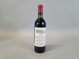 une bouteille de vin posée sur une table