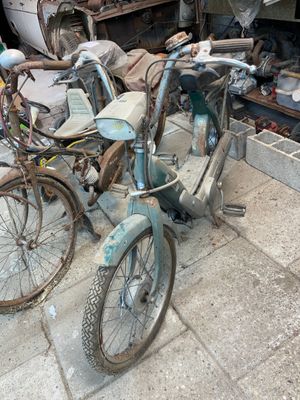un vélo garé sur le trottoir devant une voiture