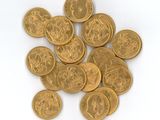 une pile de pièces d'or sur une surface blanche