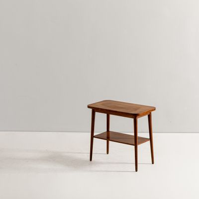 une petite table en bois surmontée d'une étagère