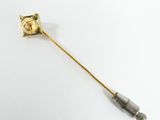une image représentant une broche en or et en argent ornée d'un oiseau