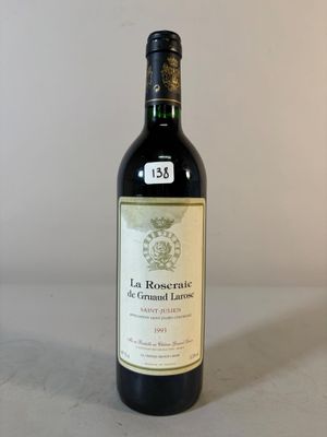 une bouteille de vin posée sur une table