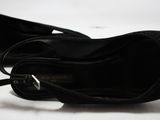une paire de chaussures noires posée sur une table