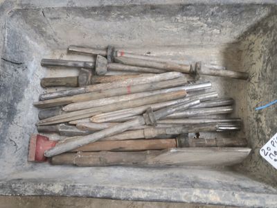 un grand nombre d'outils qui se trouvent dans une boîte