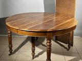 une table en bois sur laquelle est posée une chaise