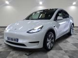 La Tesla Model Y blanche est garée dans un showroom.