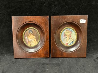 deux plaques en bois représentant une femme et un homme sur un plateau