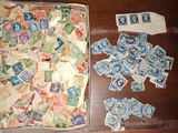 une boîte de timbres et une paire de ciseaux posés sur une table