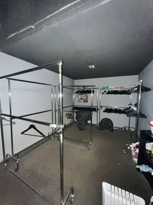 une photo d'une salle de sport avec un râtelier d'appareils