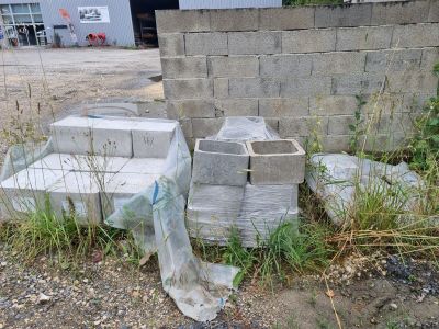 un tas de parpaings posé à côté d'un immeuble