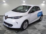 la petite voiture blanche est garée dans le garage sur un sol en damier