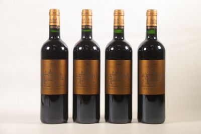 trois bouteilles de vin sont alignées sur une surface blanche