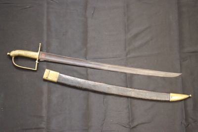 paire de sabres de samouraï japonais anciens, ornés de garnitures en laiton, sur fond noir