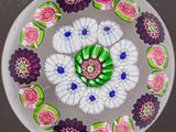 une assiette en verre décorée de fleurs, posée sur une table