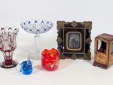 de nombreux objets en verre de toutes sortes posés sur une surface blanche