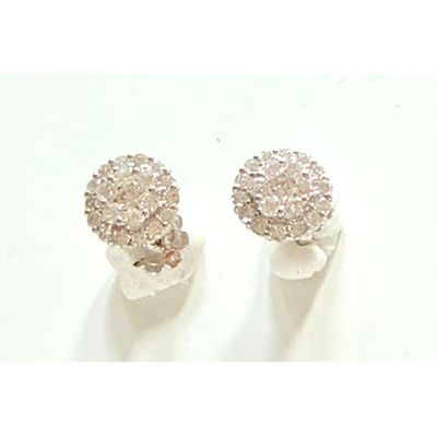 paire de boucles d'oreilles en diamant sur fond blanc