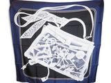 écharpe bleue et blanche ornée d'un sac à main en os