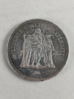 gros plan d'une pièce de monnaie sur une surface blanche