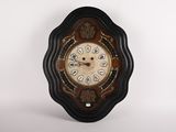 une horloge accrochée au mur de la pièce