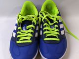 Chaussures adidas avec des lacets verts et des rayures bleues et blanches